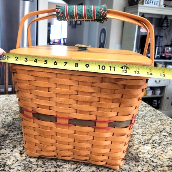 Longaberger Christmas Basket with Damaged Protective Liner - Picture 2 of 5